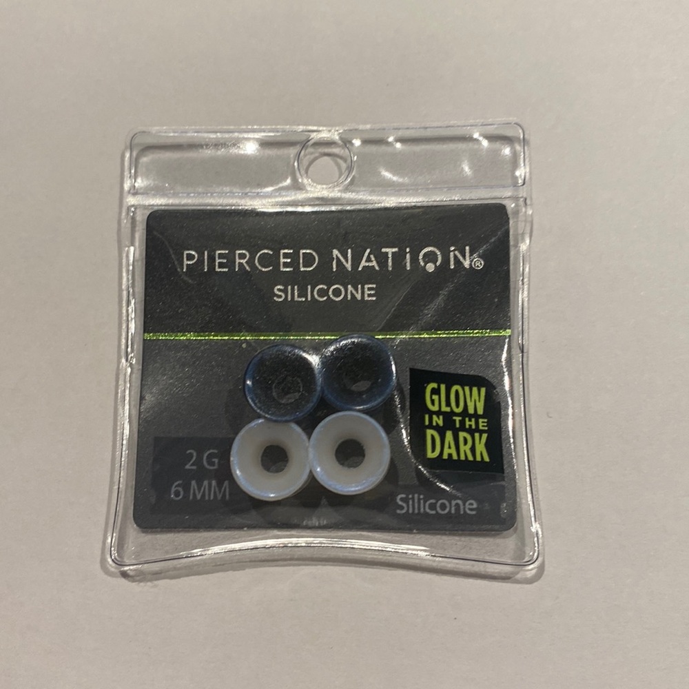 NWT 2g Silicone Plugs